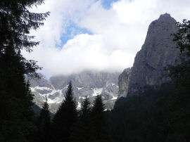 Panorama sulla parte alta di Val Canali (27713 bytes)